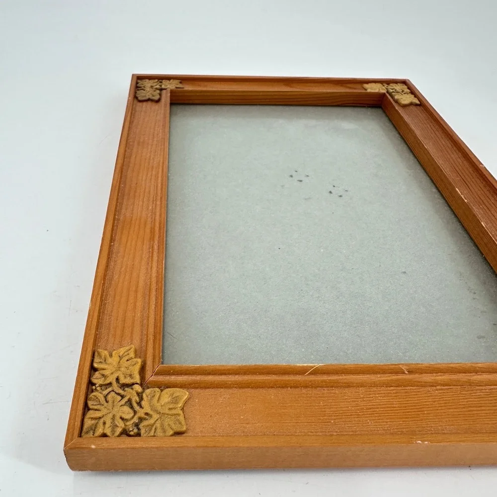 Wooden Photo 5x7 Frame with Ornate Corner Accents Tabletop Display Stand